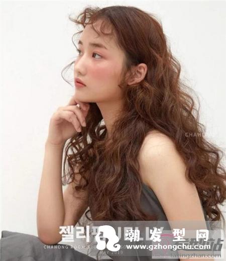 羊毛卷凭什么这么流行 今年的C位发型太美了