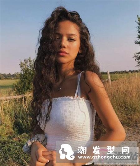 “泡面头”也不比羊毛卷差 蓬松显瘦打造小脸