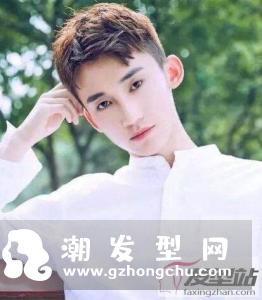男学生剃两边发型 清爽酷炫展现青春活力