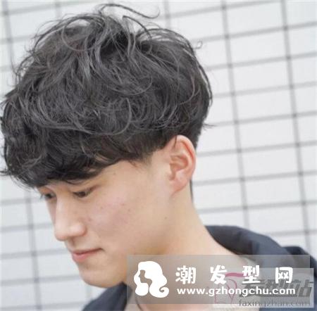男生烫发流行哪款 层次感清新纹理烫