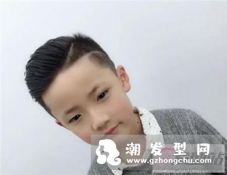 经典男生短发铲两边 三七分背头“切一道”更酷