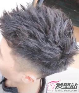 男生烫什么头发好看 钢夹烫发型蓬松酷炫