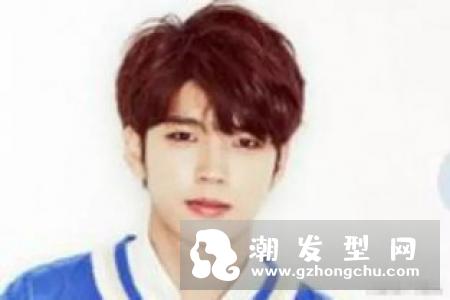 男生发型两边掏空 行走的时尚帅不停