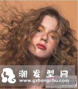 嬉皮卷发怎么烫好看 灵动复古席卷时尚圈