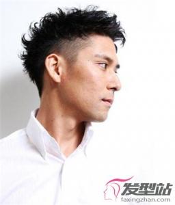 男生自然卷发型推荐 选对发型让你帅气迷人