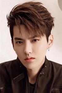两边铲男生发型 吴亦凡帅气示范