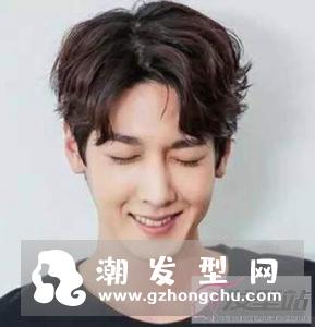 纹理烫发型图男中分 简约自然中不乏帅气