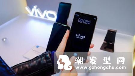 手机掉水里该怎么办 可以用吹风机吹吗