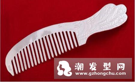 银梳子梳头有什么好处 银梳子的正确使用方法和保养