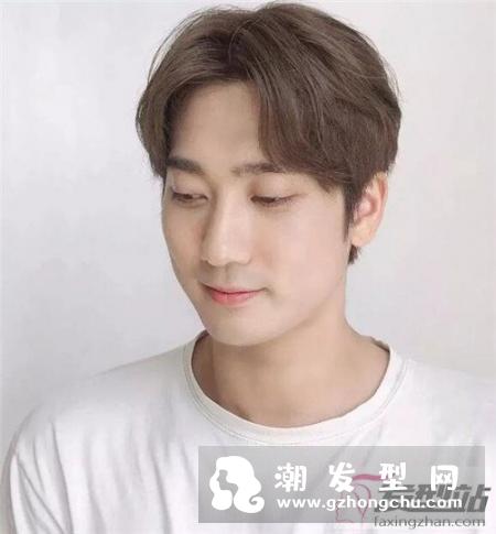 大额头男生适合的发型 “半露额”刘海让你颜值暴涨