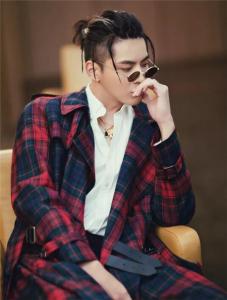 两边铲男生发型 吴亦凡帅气示范