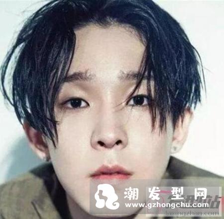 男士中分发型烫发 时尚感满满很有亲和力
