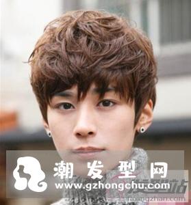 纹理烫发型图男两边短 洋气瘦脸晋升元气男神