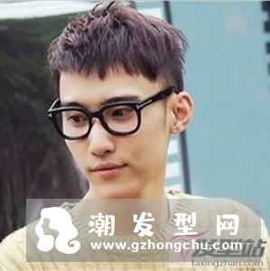 男生锅盖头超帅发型 简约中不乏时尚酷炫