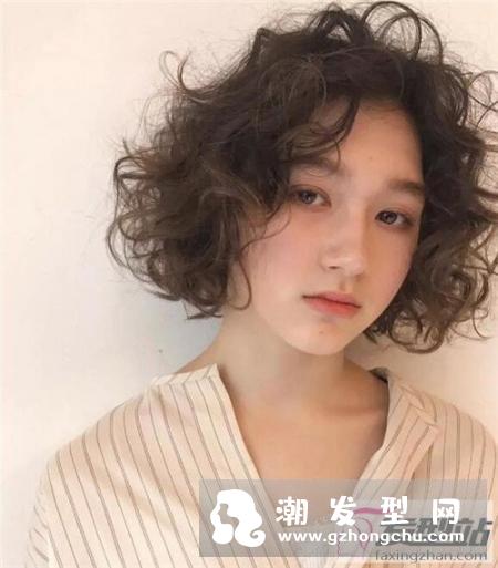 时尚短发羊毛卷 重返18岁少女颜值