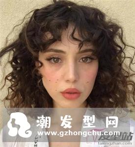 高颜值才能驾驭的发型 “颓废卷”让人眼前一亮
