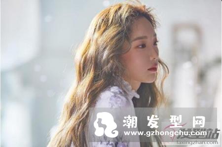 女生中长卷发发型 氧气瀑布卷在男生眼里绝对是女神