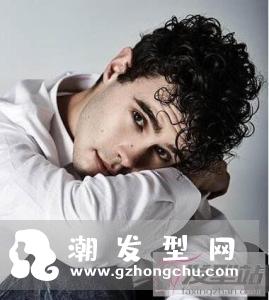 男生小卷烫发发型 复古感十足释放独特个性