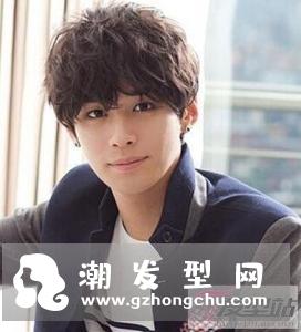 男生短发微卷发型 短发这样卷更帅气时尚
