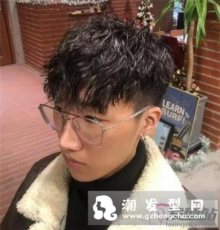 男生复古纹理烫发型 不同风格领时尚潮流