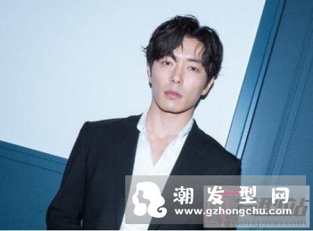 男士三七分偏分发型 跟上韩星风潮并保留自我风格