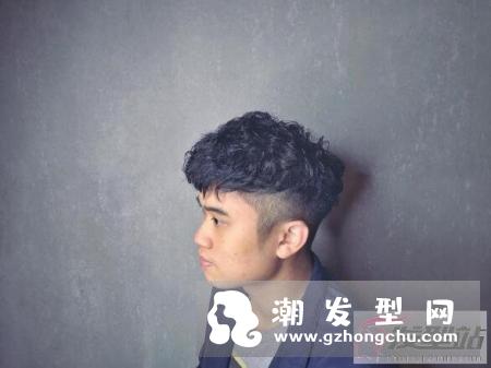 男生冰河蓝发色真的好酷 神秘气息让人摸不透