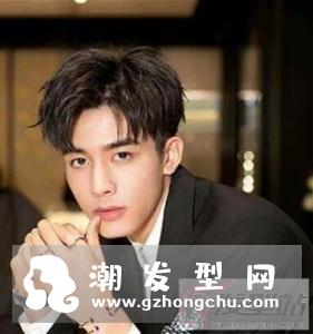 纹理烫发型图男中分 简约自然中不乏帅气
