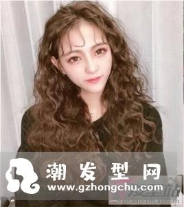 现在流行的羊毛卷发型 如羊毛般温暖且弹力十足