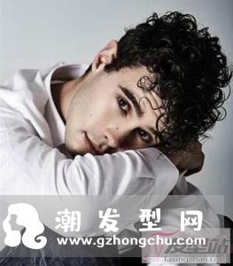 男士短发小卷烫发发型 洋气灵动呈现完美脸型