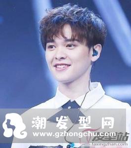 男生短发微卷发型 短发这样卷更帅气时尚