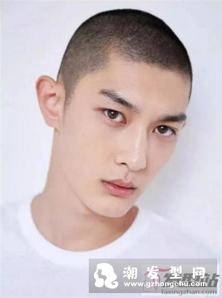 很简单的寸头,再加白色t恤,让全部人看上去十分清新舒适,释放男性风采