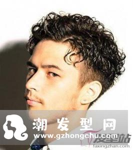 男士短发小卷烫发发型 洋气灵动呈现完美脸型