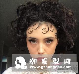 高颜值才能驾驭的发型 “颓废卷”让人眼前一亮