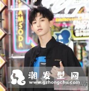 男士中分发型烫发 时尚感满满很有亲和力