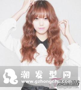 长发女生芭比烫发型 瘦脸精致如芭比娃娃