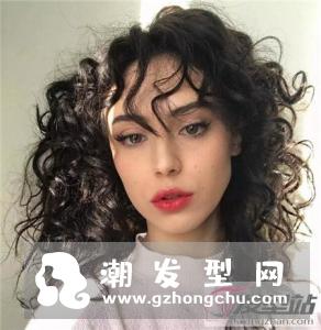 高颜值才能驾驭的发型 “颓废卷”让人眼前一亮