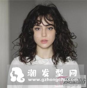 高颜值才能驾驭的发型 “颓废卷”让人眼前一亮