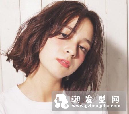 2018女生短发烫发流行发型图片 什么脸型适合短发