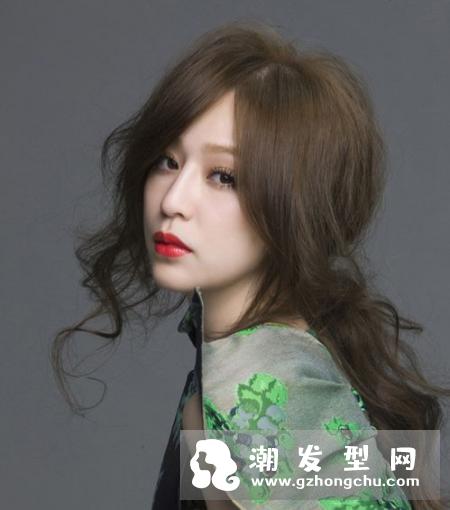 刚烫的卷发怎么打理？烫卷头发可以用梳子梳吗