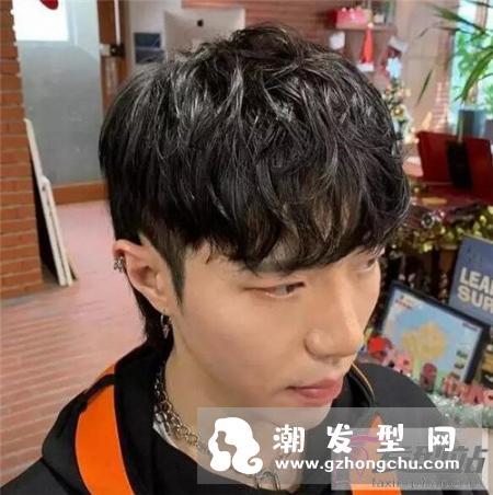 男生复古纹理烫发型 不同风格领时尚潮流