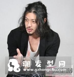 男生日系长发发型 慵懒中不乏个性魅力