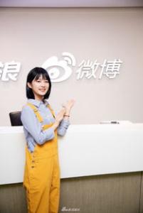 男生冰河蓝发色真的好酷 神秘气息让人摸不透