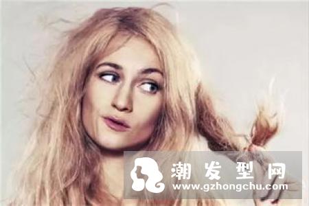 头皮上抠出白色小颗粒是什么东西 头发根部有白色颗粒怎么办