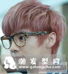男生奶茶色染发发型 搭配烫发轻轻松松变暖男