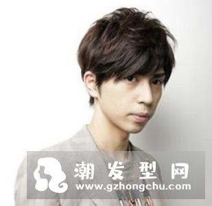 厚重的刘海覆盖在额头,自然地内卷发卷,展现出男生阳光时尚感来