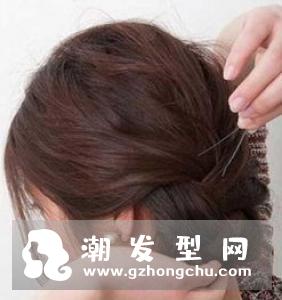 松散风格的盘发发型 慵懒中彰显优雅气质