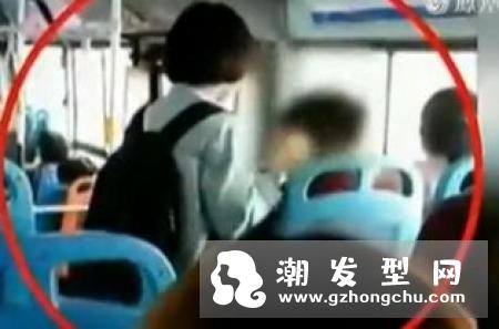 男生冰河蓝发色真的好酷 神秘气息让人摸不透