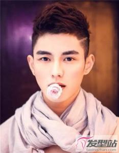 男生发型两边短中间长 清爽率性时髦撩人