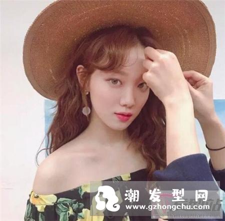 “泡面头”也不比羊毛卷差 蓬松显瘦打造小脸