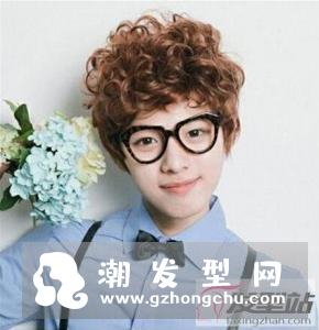 男士短发小卷烫发发型 洋气灵动呈现完美脸型
